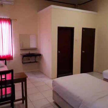 Reddoorz At Hotel Rumberpon Sorong Extérieur photo